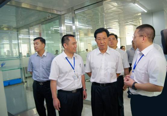 图为浙江省委副书记王辉忠(左三)考察调研温州人生就是搏中国区时的场景